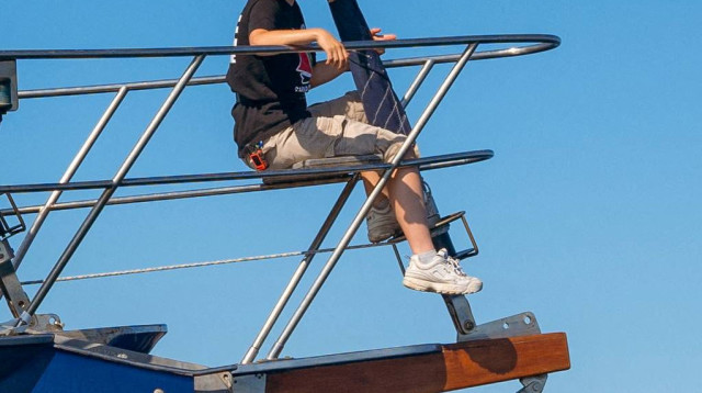 גרטה טונברג על סיפון הספינה "מדלין" (צילום: רויטרס)