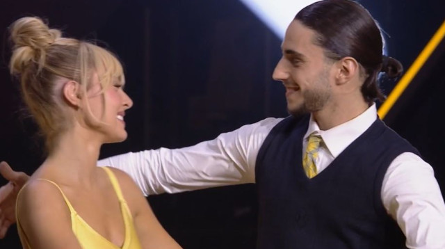 עומר נודלמן והרקדן מתנאל קונבסקי (צילום: צילום מסך מתוך רוקדים עם כוכבים קשת 12)