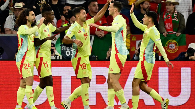 שחקני נבחרת ספרד חוגגים עם מרטין סובימנדי (צילום: GettyImages)