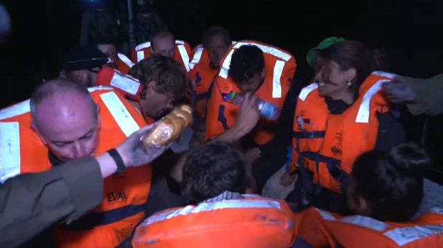 חברי המשט לעזה מקבלים כריכים ומים מחיל הים הישראלי (צילום: משרד החוץ)