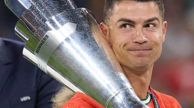 כריסטיאנו רונאלדו עם גביע ליגת האומות (צילום: Emmanuele Ciancaglini/Ciancaphoto Studio/Getty Ima)