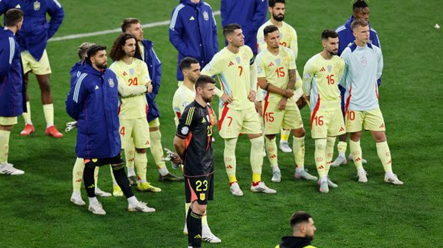 אלברו מוראטה ושחקני נבחרת ספרד מאוכזבים (צילום: ALEXANDRA BEIER)