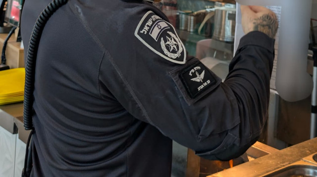 צו סגירה למסעדת פיקנסין (צילום: דוברות המשטרה)