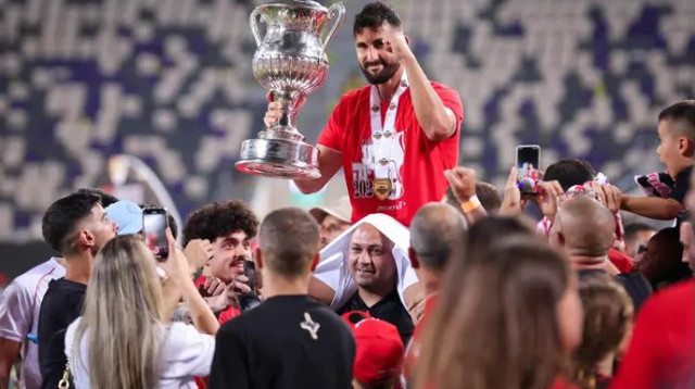 אלון תורג'מן חוגג עם גביע המדינה (צילום: מאור אלקסלסי)