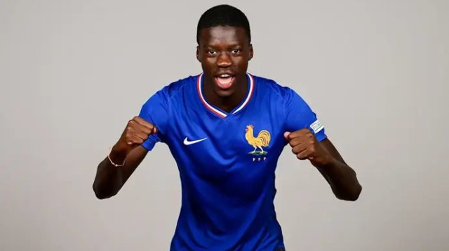 חוזה לשמונה שנים. סאר (צילום: אתר רשמי, צ'לסי)