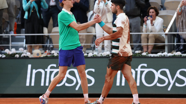 יאניק סינר לצד קרלוס אלקראס, גמר רולאן גארוס 2025 (צילום: GettyImages)