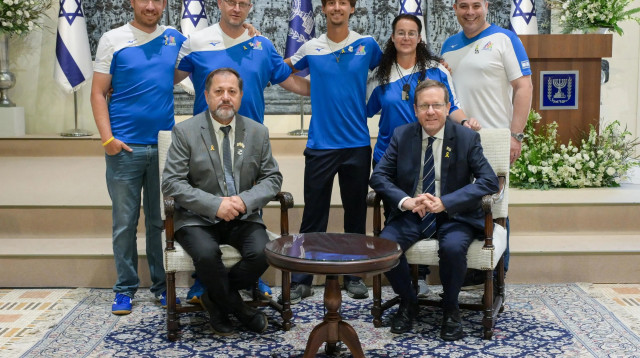 נשיא המדינה יחד עם נבחרת הקשתות (צילום: מעיין טואף, לע"מ)