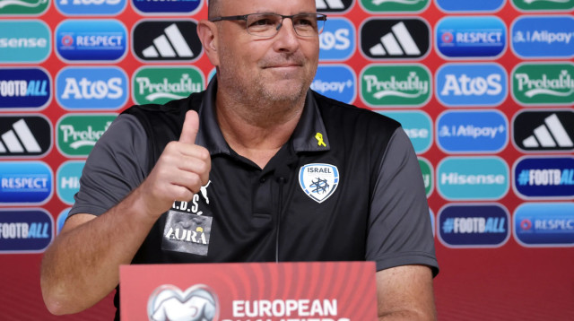 רן בן שמעון מאמן נבחרת ישראל במסיבת עיתונאים (צילום: אודי ציטיאט)