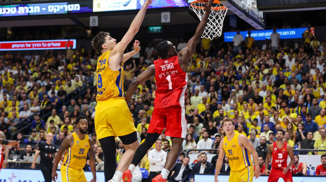 ג'ארד הארפר, הפועל ירושלים לצד רומן סורקין, מכבי תל אביב (צילום: לירון מולדובן)