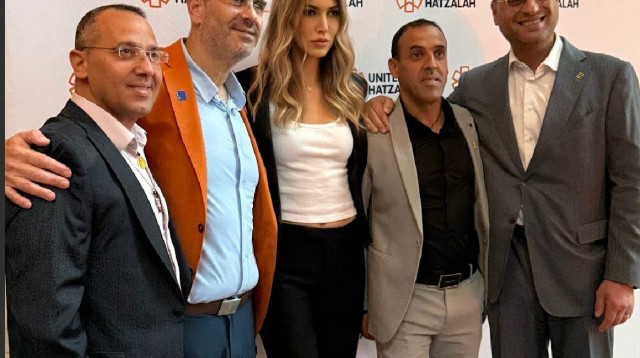 אלי שרעבי והמארחים אדאורד ונטלי היסטר אוסטד ולאלי ביר  (צילום: Chris Taggart)