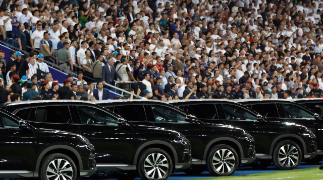 הרכבים החדשים שקיבלו שחקני נבחרת אוזבקיסטן בעקבות העפלתם למונדיאל (צילום: רויטרס)