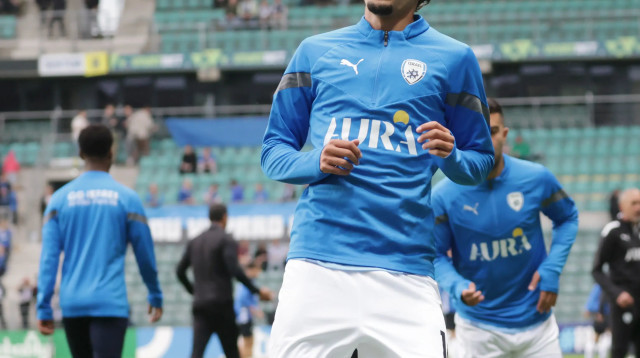 גיא מזרחי שחקן נבחרת ישראל בחימום (צילום: אודי ציטיאט)