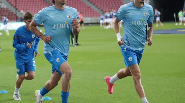 סתיו למקין, עומרי גאנדלמן שחקני נבחרת ישראל בחימום (צילום: אודי ציטיאט)