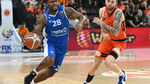 טילמן בלט, אבל ההכרעה חזרה לאילת (צילום: ברני ארדוב)