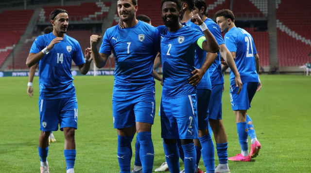 אלי דסה, ירדן שועה שחקני נבחרת ישראל חוגגים (צילום: רויטרס)