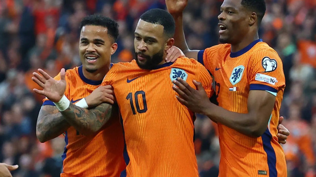 שחקני נבחרת הולנד עם ממפיס דפאי (צילום: רויטרס)