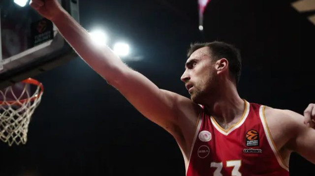 נשאר אדום. מיליוטינוב (צילום: GettyImages, NICK PALEOLOGOS/SOOC/AFP)