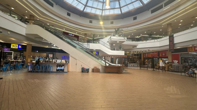 קניון נחמיה בקריית שמונה, ריק מאנשים (צילום: בתיה גלעדי)