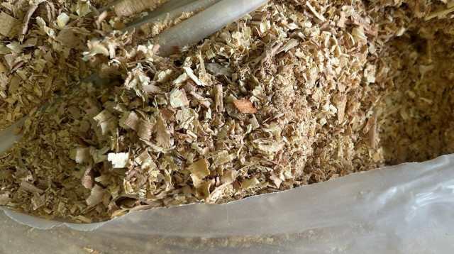 8 טון טבק במקום שבבי עץ (צילום: דוברות המשטרה)