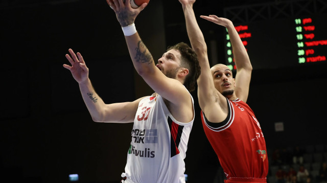 לוקאס גולדנברג, הפועל גליל עליון, מול גיא פלטין, הפועל תל אביב (צילום: דני מרון)