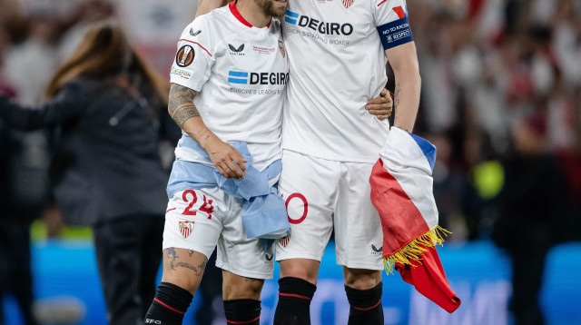 איבן ראקיטיץ' עם אלחנדרו גומס, שחקני סביליה 2023 (צילום: GettyImages, Marvin Ibo Guengoer - GES Sportfoto)