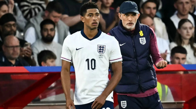 תומאס טוכל מאמן נבחרת אנגליה עם ג'וד בלינגהאם (צילום: GettyImages, PAUL ELLIS/AFP)