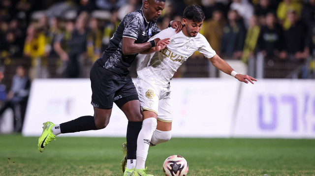 שחקן בית"ר ירושלים, ירין לוי, מול שחקן הפועל עכו עודד צוקול (צילום: מאור אלקסלסי)