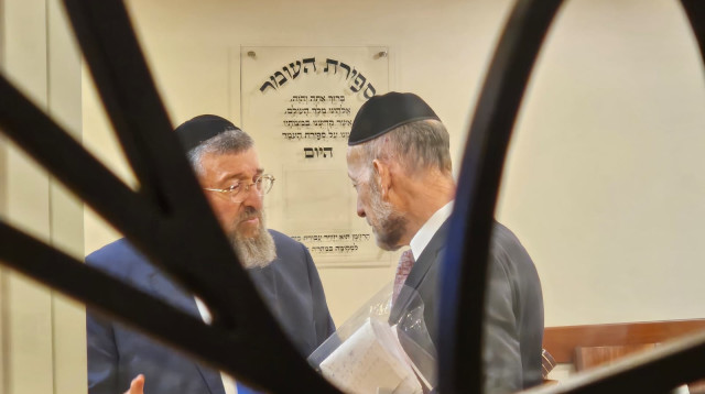 ח"כ אורי מקלב מיהדות התורה וח"כ יואב בן צורה מש"ס (צילום: אברהם בלוך)