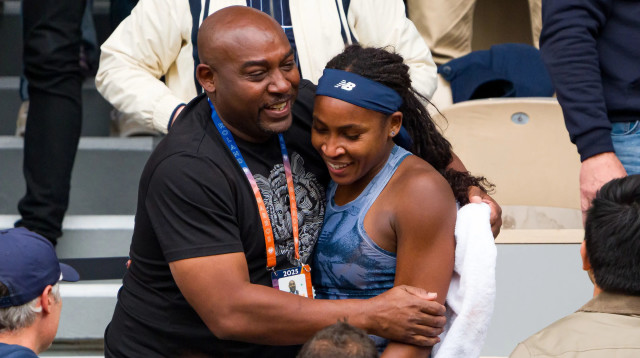 קוקו גוף עם אביה אחרי הזכייה ברולאן גארוס (צילום: GettyImages, Andy Cheung)