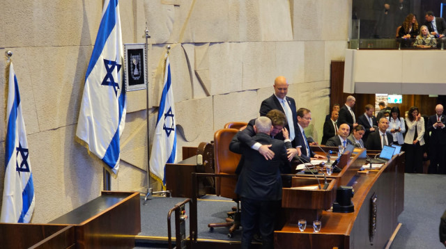 נשיא ארגנטינה חאבייר מיליי ובנימין נתניהו מתחבקים במליאת הכנסת  (צילום: אברהם בלוך)