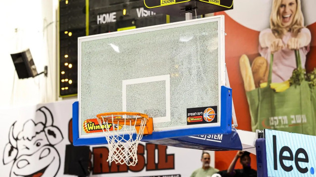 לוח הסל השבור במשחק של עירוני אילת נגד מכבי ראשון לציון (צילום: אתר רשמי, יעל אמסילי, איגוד הכדורסל)