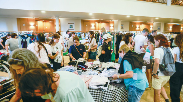 מפונים מבארי במלון (צילום: יוסי זמיר, פלאש 90)