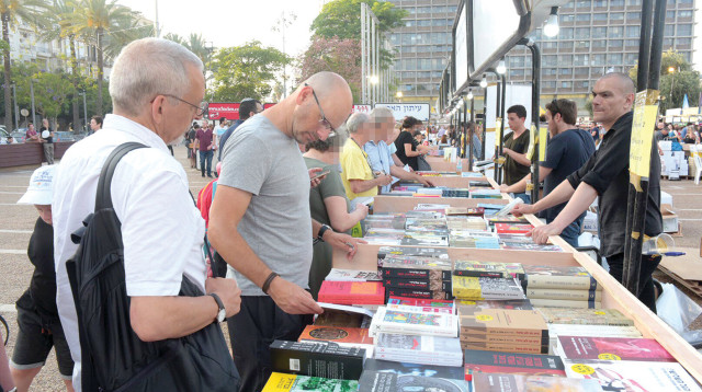 שבוע הספר בכיכר רבין  (צילום: אבשלום ששוני)