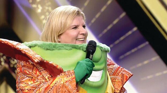 אורנה ברביבאי הזמר במסכה (צילום: קשת 12)