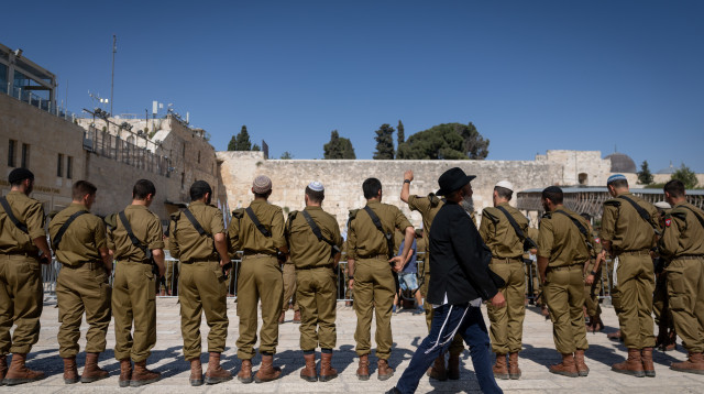 חרדי וחיילי צה"ל (צילום: חיים גולדברג, פלאש 90)