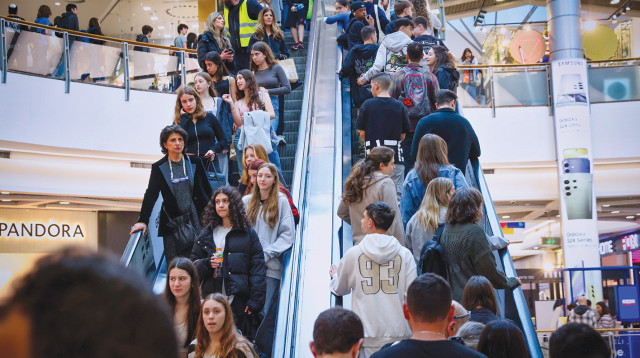 בני נוער בקניון (צילום: פלאש 90)