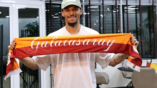 לירוי סאנה באיסטנבול, לקראת חתימה בקבוצתו החדשה גלאטסראיי (צילום: צילום מסך, מתוך הרשתות החברתיות)