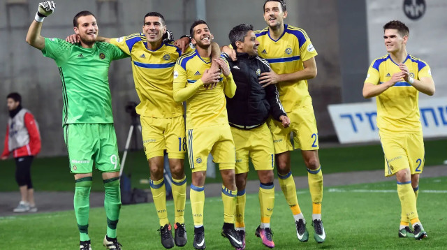 שחקני מכבי תל אביב פרדראג ראיקוביץ', איתן טיבי, דור מיכה, ברק יצחקי, ייגור פיליפנקה, וידאר קיארטנסון (צילום: ברני ארדוב)