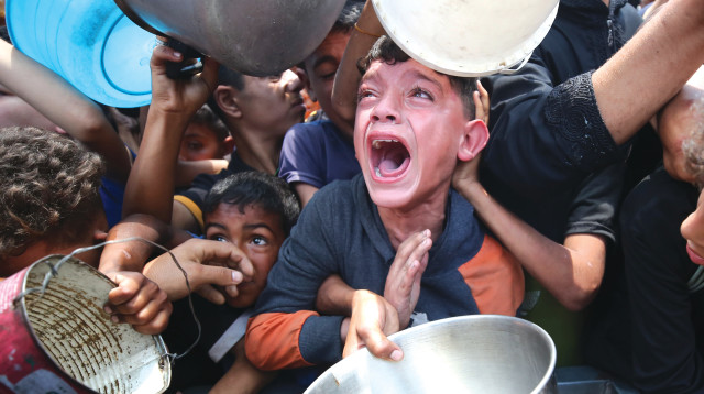עזתים בנקודת חלוקת סיוע הומניטרי (צילום: עלי חסן, פלאש 90)