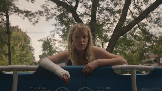 מייקה מונרו, משהו עוקב אחריי (צילום: 	RADiUS-TWC)