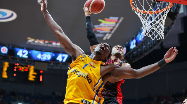 ג'סטין סמית', הפועל ירושלים לצד ג'יילן הורד, מכבי תל אביב (צילום: לירון מולדובן)