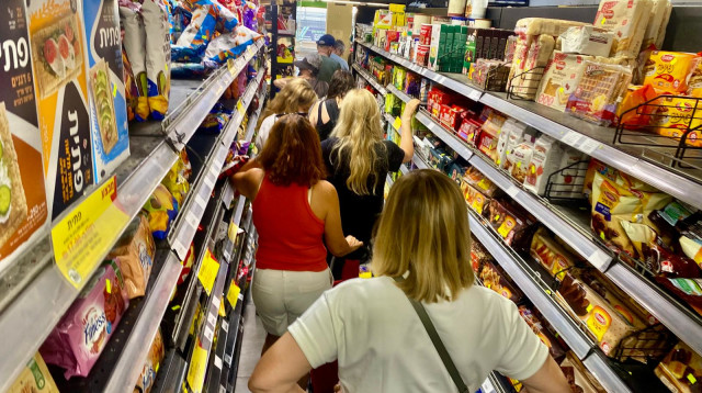 עומס בסופר (צילום: אבשלום ששוני)