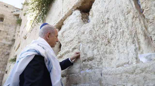בנימין נתניהו בכותל (צילום: זיו קורן)
