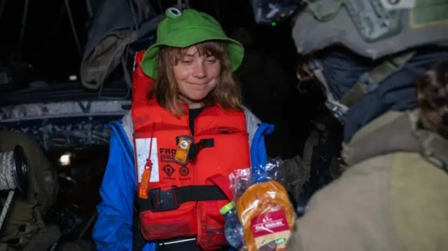 גרטה תונברג במשט לאחר השתלטות כוחות צה"ל על הספינה. 9.6.2025 (צילום: משרד החוץ)