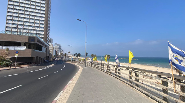 חוף ים ריק. תל אביב בבוקר המתקפה על איראן (צילום: אבשלום ששוני)