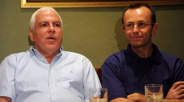 דן שמיר מאמן הפועל חולון (ימין) עם המנהל המקצועי פיני גרשון (צילום: ברני ארדוב)