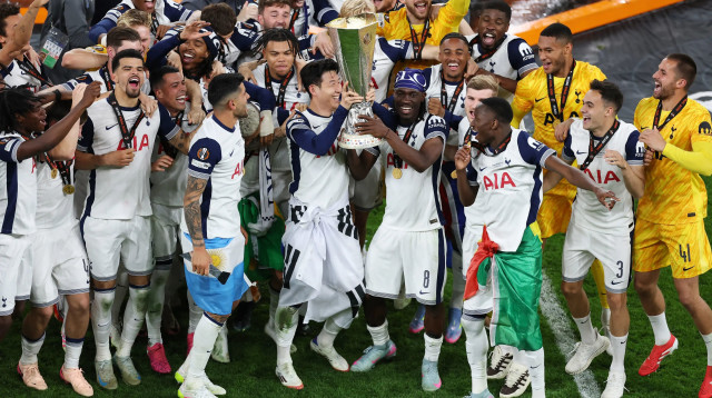 שחקני טוטנהאם חוגגים עם הגביע, גמר הליגה האירופית 2025 (צילום: רויטרס)
