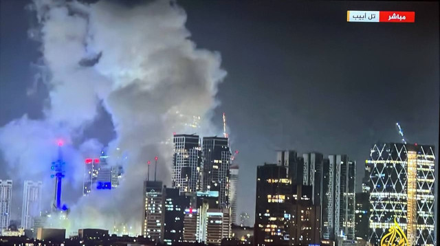 פגיעה בתל אביב בתקיפה האיראנית, כפי ששודר באל-ג'זירה (צילום: רשתות ערביות)