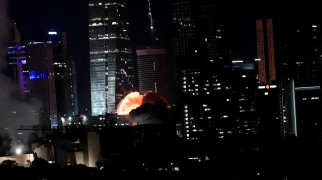 פגיעת טיל אירני אמש במרכז תל אביב (צילום: אבשלום ששוני)