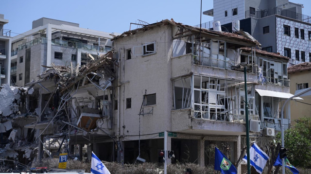 זירת פגיעת הטיל האיראני ברמת גן (צילום: אבשלום ששוני)